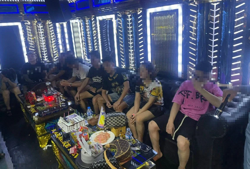 Nhóm nam nữ tại thời điểm công an kiểm tra quán karaoke. Ảnh: CACC Nhóm nam nữ tại thời điểm công an kiểm tra quán karaoke. Ảnh: CACC