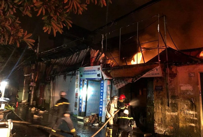 Vụ cháy bao trùm bốn căn nhà. Ảnh: UYÊN TRANG Vụ cháy bao trùm bốn căn nhà. Ảnh: UYÊN TRANG