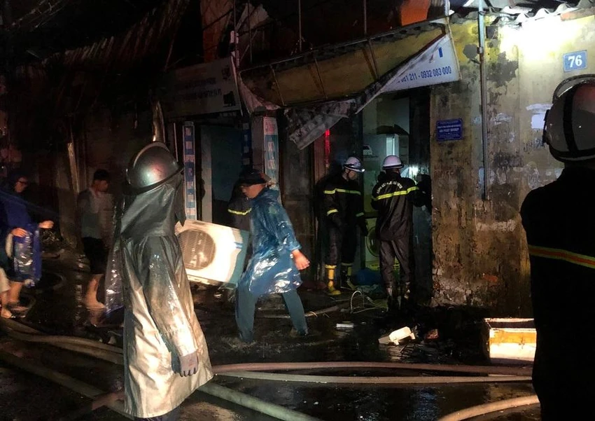 Đám cháy bị dập tắt hoàn toàn sau hơn 60 phút nỗ lực khống chế ngọn lửa. Ảnh: UYÊN TRANG Đám cháy bị dập tắt hoàn toàn sau hơn 60 phút nỗ lực khống chế ngọn lửa. Ảnh: UYÊN TRANG