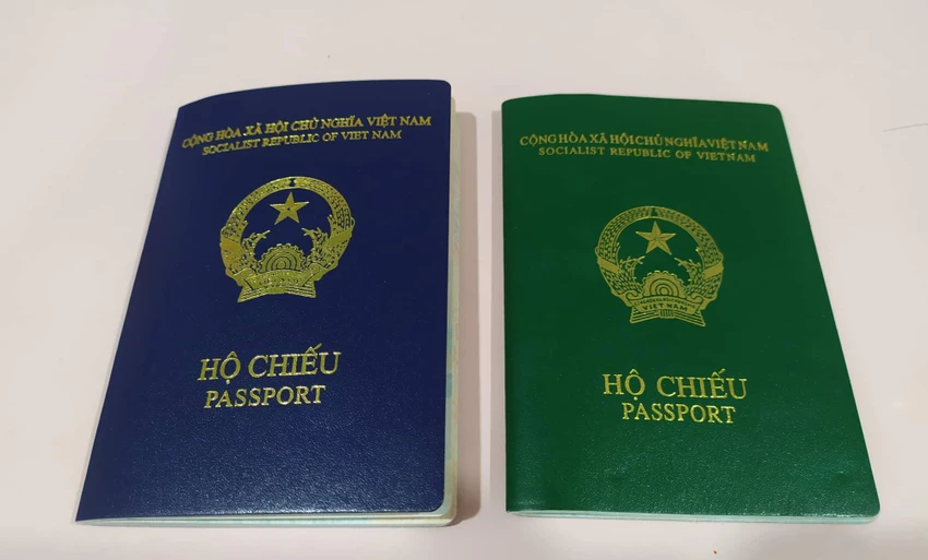 Kể từ 15-9, Cục Quản lý xuất nhập cảnh sẽ bắt đầu in thông tin “nơi sinh” vào mục bị chú của hộ chiếu phổ thông mẫu mới. Ảnh: GIANG GIANG Kể từ 15-9, Cục Quản lý xuất nhập cảnh sẽ bắt đầu in thông tin “nơi sinh” vào mục bị chú của hộ chiếu phổ thông mẫu mới. Ảnh: GIANG GIANG