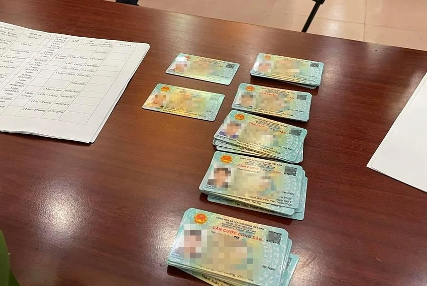 Cục C06 Bộ Công an cho biết, trong đợt đặc xá lần này, đơn vị đã bàn giao cho Cục C10 hơn 2.000 thẻ CCCD gắn chip để gửi về 289 cơ sở giam giữ trên toàn quốc, trả cho các phạm nhân đặc xá. Ảnh: TP Cục C06 Bộ Công an cho biết, trong đợt đặc xá lần này, đơn vị đã bàn giao cho Cục C10 hơn 2.000 thẻ CCCD gắn chip để gửi về 289 cơ sở giam giữ trên toàn quốc, trả cho các phạm nhân đặc xá. Ảnh: TP