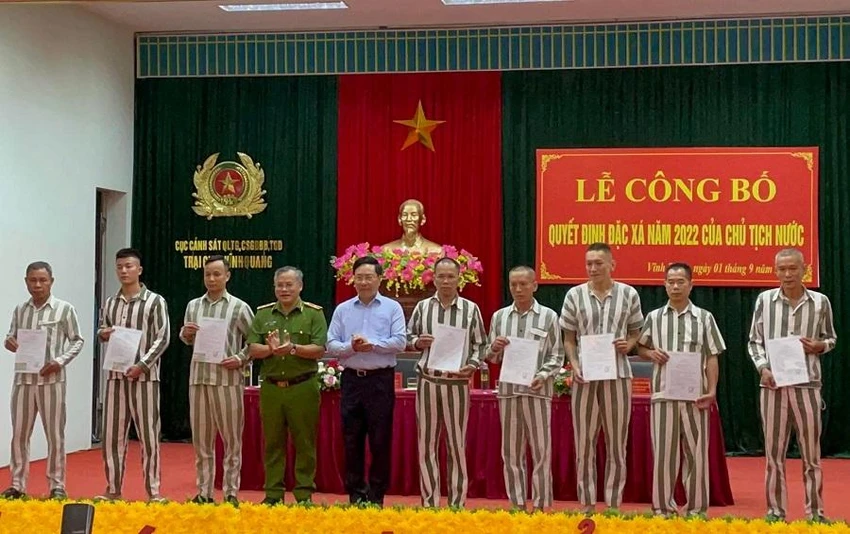 Phó Thủ tướng Phạm Bình Minh cùng Thứ trưởng Nguyễn Văn Long trao quyết định đặc xá cho một số phạm nhân Phó Thủ tướng Phạm Bình Minh cùng Thứ trưởng Nguyễn Văn Long trao quyết định đặc xá cho một số phạm nhân