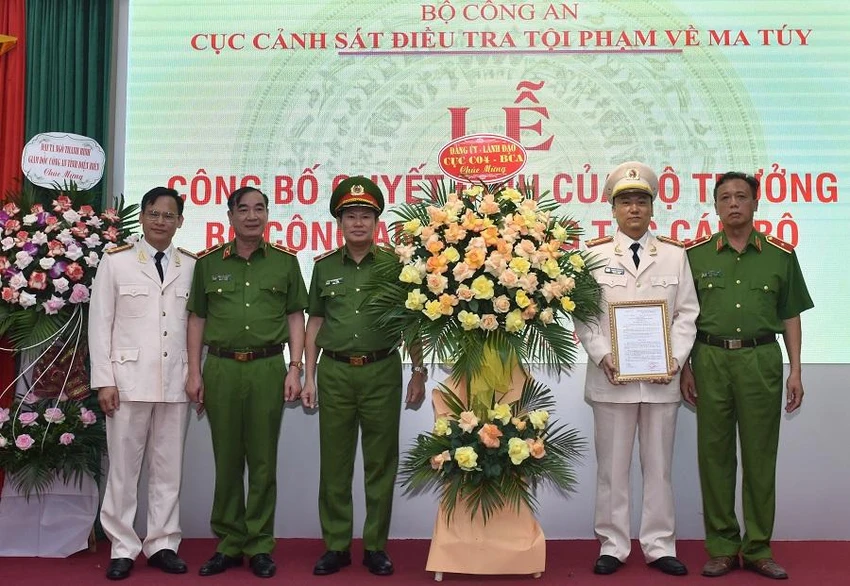 Cục Cảnh sát điều tra tội phạm về ma túy, Bộ Công an, vừa có thêm hai phó cục trưởng. Cục Cảnh sát điều tra tội phạm về ma túy, Bộ Công an, vừa có thêm hai phó cục trưởng.
