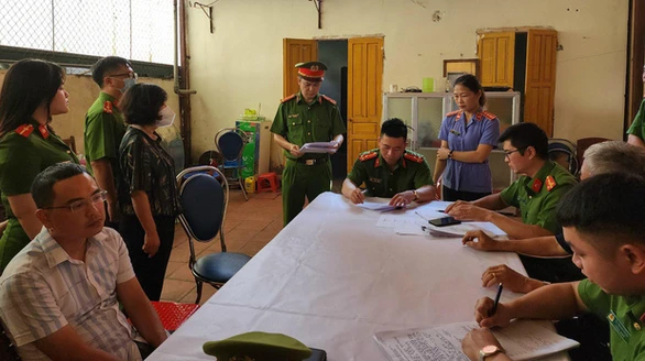 Công an tống đạt các quyết định tố tụng đối với bị can. Ảnh: VKS Công an tống đạt các quyết định tố tụng đối với bị can. Ảnh: VKS