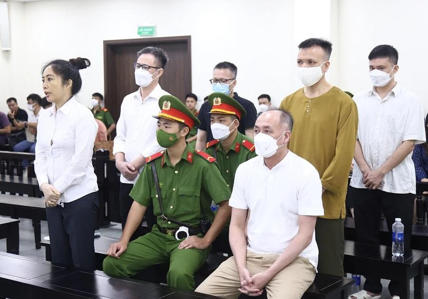 Nhóm bị cáo tại tòa ngày 17-9. Ảnh: UYÊN TRANG Nhóm bị cáo tại tòa ngày 17-9. Ảnh: UYÊN TRANG