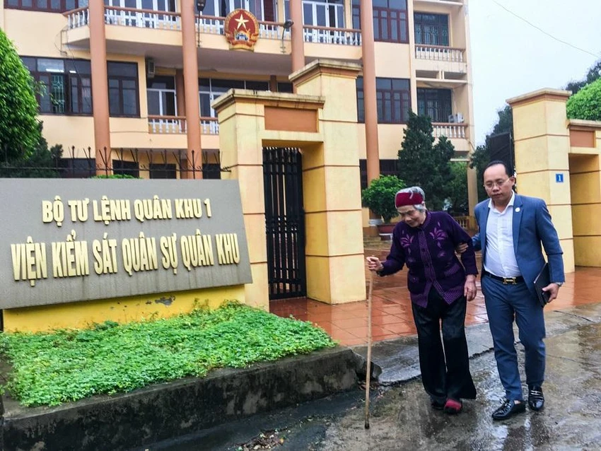 LS Hà Công Tâm cùng cụ Nguyễn Thị May trong một buổi làm việc tại trụ sở Viện kiểm sát Quân sự Quân khu 1. Ảnh: UYÊN TRANG