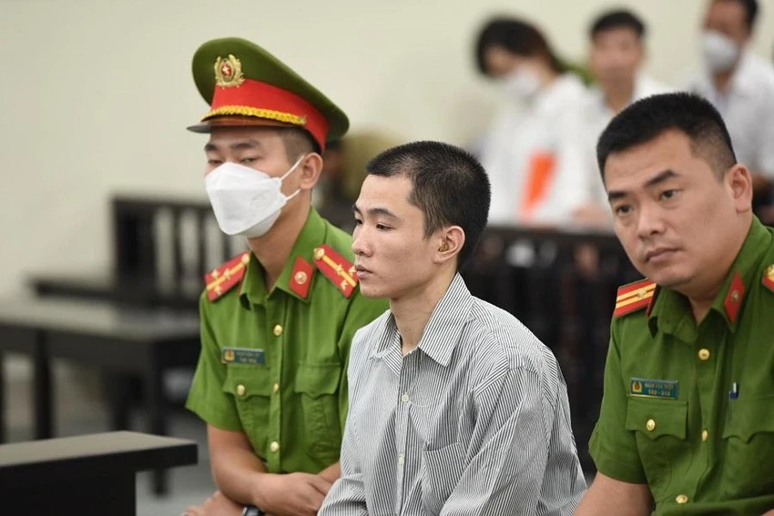 Bị cáo Nguyễn Trung Huyên bị khiếm thính, cần có cán bộ công an hỗ trợ trong quá trình xét xử. Ảnh: UYÊN TRANG Bị cáo Nguyễn Trung Huyên bị khiếm thính, cần có cán bộ công an hỗ trợ trong quá trình xét xử. Ảnh: UYÊN TRANG