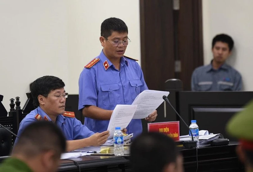 Đại diện VKS công bố bản cáo trạng. Ảnh: UYÊN TRANG