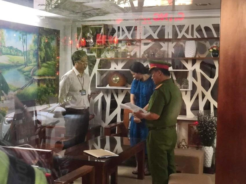 Công an đọc lệnh bắt tại thời điểm khởi tố ông Thạnh và đồng phạm. Ảnh: NGÔ QUANG