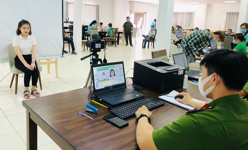 Công an thu nhận thông tin cấp thẻ CCCD gắn chíp cho người dân để phục vụ việc cấp tài khoản định danh điện tử. Ảnh: CACC Công an thu nhận thông tin cấp thẻ CCCD gắn chíp cho người dân để phục vụ việc cấp tài khoản định danh điện tử. Ảnh: CACC