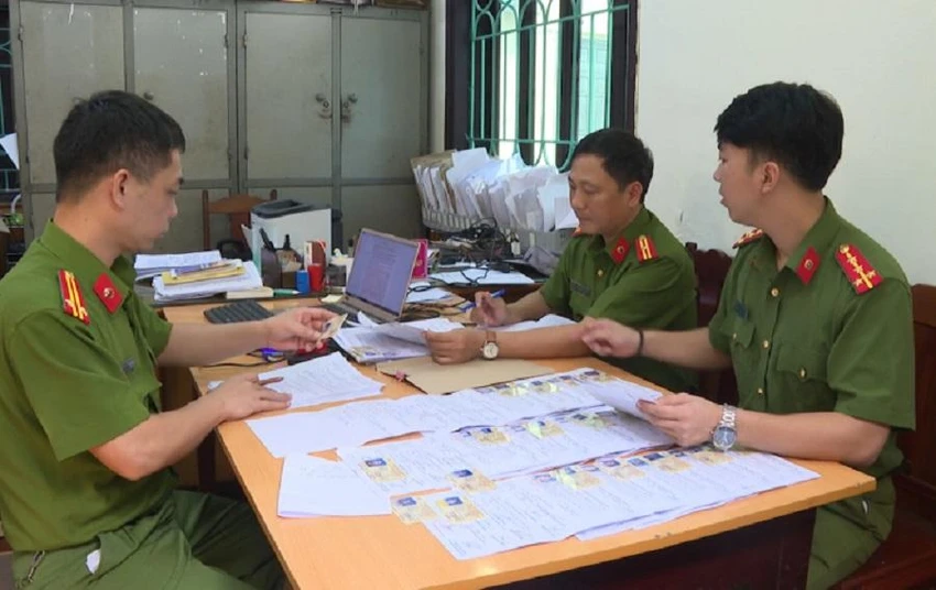 Cán bộ công an kiểm tra tang vật vụ án. Ảnh: CACC Cán bộ công an kiểm tra tang vật vụ án. Ảnh: CACC