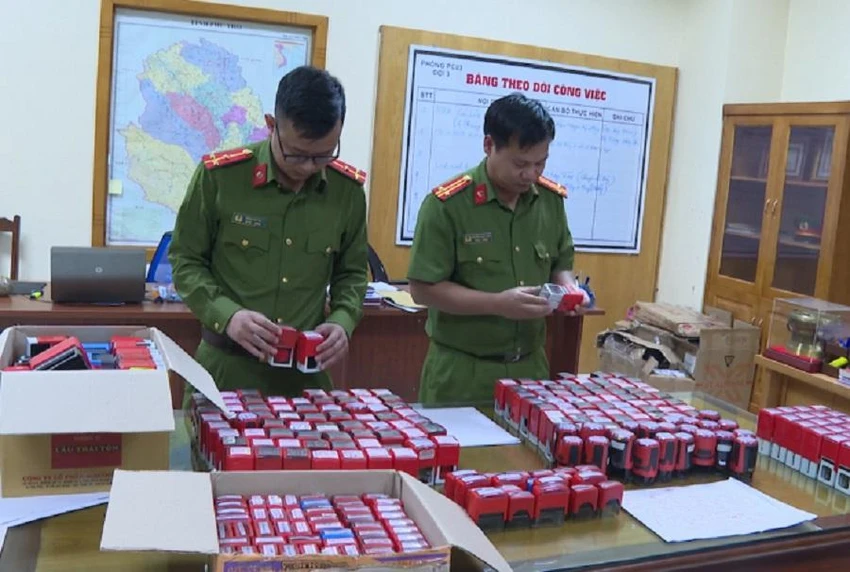 Cán bộ Công an tỉnh Phú Thọ kiểm tra tang vật thu giữ trong vụ án. Ảnh: CAND Cán bộ Công an tỉnh Phú Thọ kiểm tra tang vật thu giữ trong vụ án. Ảnh: CAND