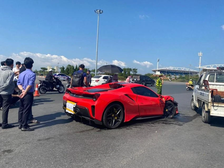 Sau khi xảy ra vụ tai nạn khiến một người tử vong, tài xế siêu xe Ferrari được xác định đã ra đầu thú. Ảnh: CTV Sau khi xảy ra vụ tai nạn khiến một người tử vong, tài xế siêu xe Ferrari được xác định đã ra đầu thú. Ảnh: CTV
