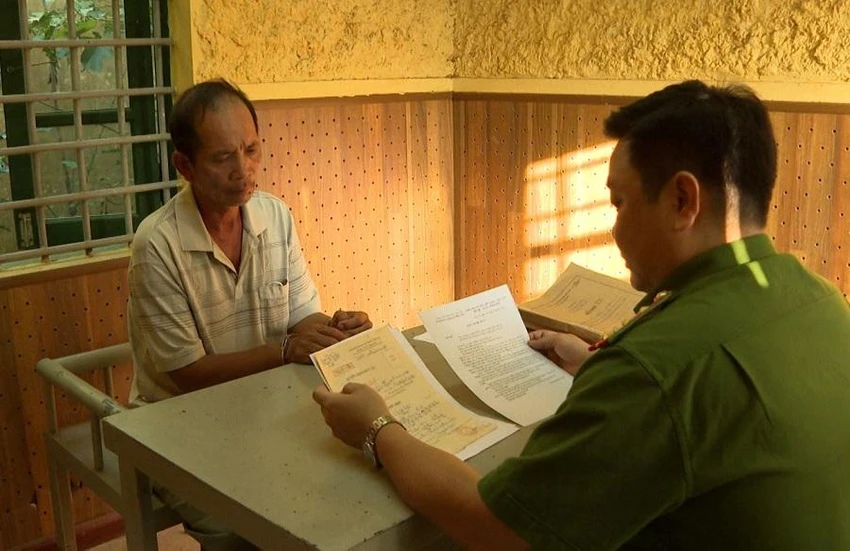 Đối tượng truy nã Lý Văn Chiến (áo trắng) bị bắt sau 23 năm lẩn trốn. Ảnh: CACC Đối tượng truy nã Lý Văn Chiến (áo trắng) bị bắt sau 23 năm lẩn trốn. Ảnh: CACC