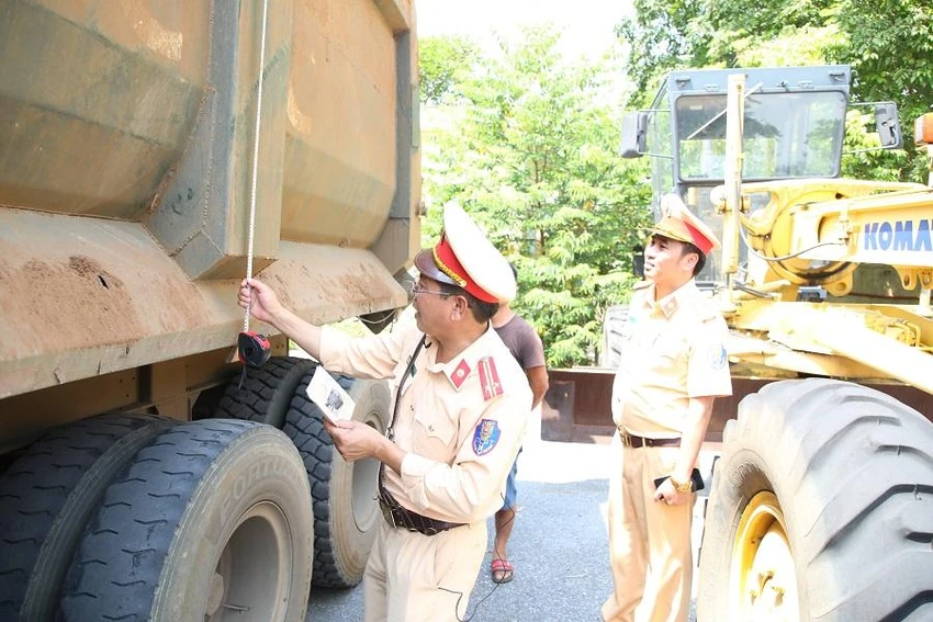 Lực lượng CSGT kiểm tra kích thước thùng xe tải Lực lượng CSGT kiểm tra kích thước thùng xe tải