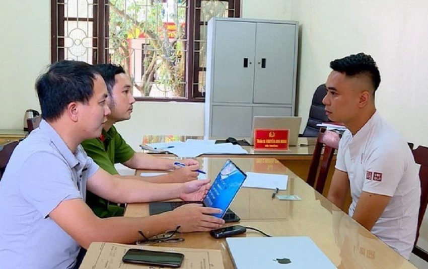 Công an tỉnh Bắc Ninh đấu tranh với Nguyễn Duy Tùng - nghi phạm cầm đầu đường dây đánh bạc dưới hình thức cá độ bóng đá. Ảnh: CACC Công an tỉnh Bắc Ninh đấu tranh với Nguyễn Duy Tùng - nghi phạm cầm đầu đường dây đánh bạc dưới hình thức cá độ bóng đá. Ảnh: CACC