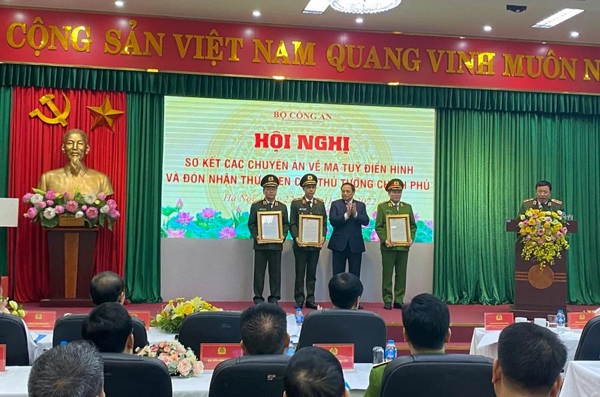 Thủ tướng trao Thư khen cho các đơn vị có thành tích đặc biệt xuất sắc trong đấu tranh chống tội phạm ma tuý. Ảnh: TIỂU HÀ