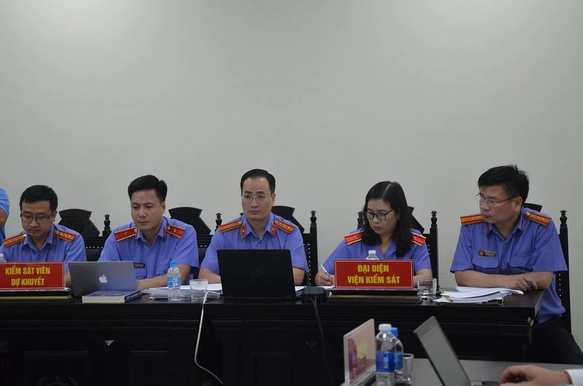 Đại diện VKS giữ quyền công tố tại phiên tòa. Ảnh: UYÊN TRANG