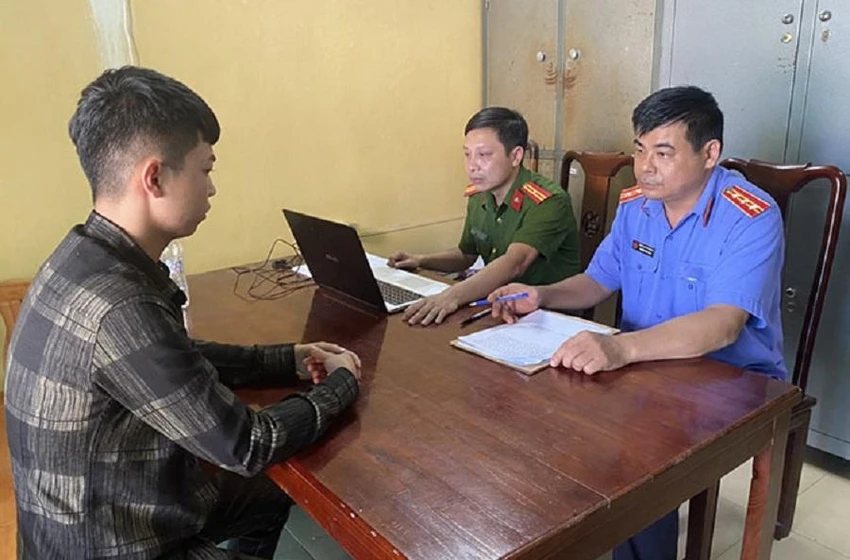 Nguyễn Hải Đăng (bìa trái) tại cơ quan điều tra. Ảnh: VKSND tỉnh Tuyên Quang