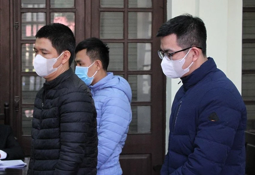 Ba bị cáo tại tòa ngày 13-12. Ảnh: UYÊN TRANG Ba bị cáo tại tòa ngày 13-12. Ảnh: UYÊN TRANG
