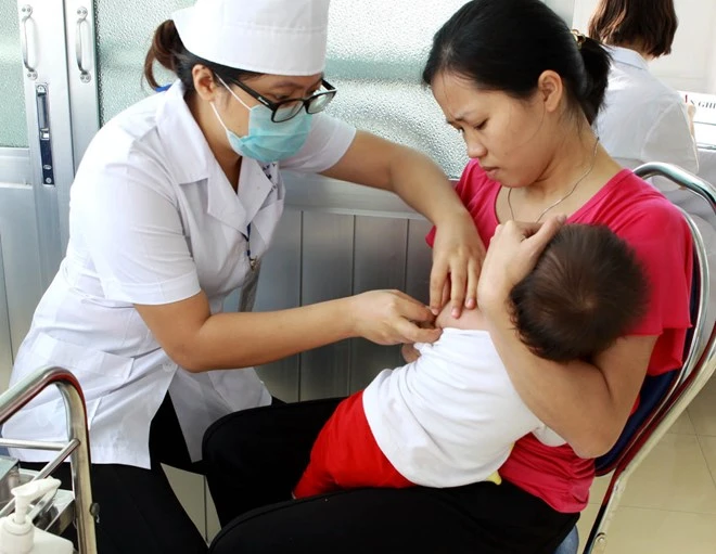 Sống trong sợ hãi, nhà nhà tìm cách phòng chống sởi cho trẻ ảnh 1