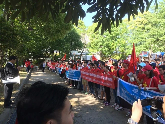 Người Việt tại Nhật phản đối trước Sứ quán Trung Quốc ảnh 9