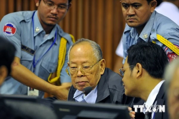 Tòa án xét xử Khmer Đỏ tạm thời có tiền trả lương nhân viên bản địa ảnh 1