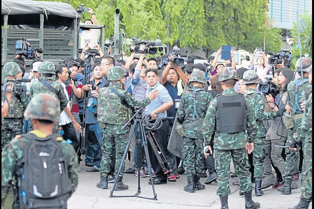 Thủ tướng Yingluck cùng hơn 150 quan chức bị cấm rời khỏi Thái Lan ảnh 1 Thủ tướng Yingluck cùng hơn 150 quan chức bị cấm rời khỏi Thái Lan ảnh 1
