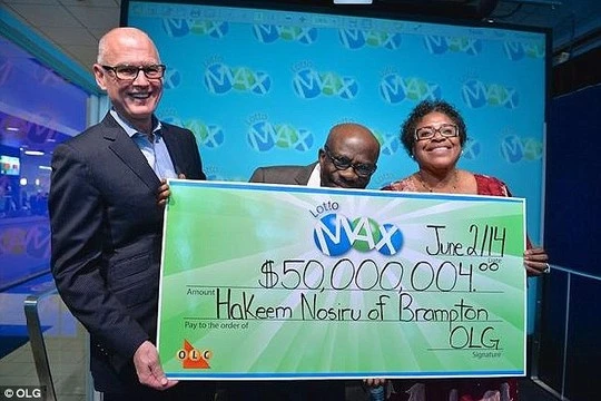 Greg McKenzie, phó chủ tịch OLG (trái) trao giải thưởng trị giá 50 triệu USD cho vợ chồng ông Hakeem hôm 2-6. Ảnh: Daily Mail