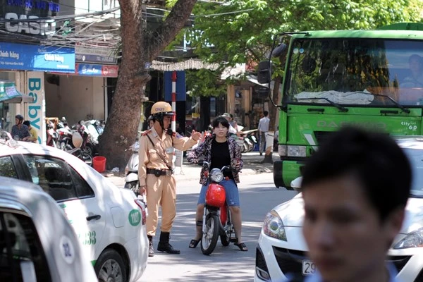 Hà Nội ra quân xử lý, nhắc nhở người dân đăng ký xe máy điện ảnh 3 Hà Nội ra quân xử lý, nhắc nhở người dân đăng ký xe máy điện ảnh 3