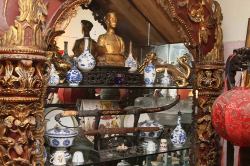 Hiến tặng gia sản vì chủ quyền Tổ quốc ảnh 1 Tượng và kiếm lệnh của triều Nguyễn - Ảnh: Khả Hòa