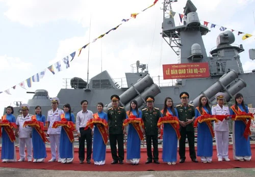 Chương trình đóng tàu 12418 bắt đầu được triển khai từ cuối năm 2009 Tháng 9-2013, chiếc thứ nhất (HQ-377) trong chương trình đóng tàu 12418 được hạ thủy thành công Sau đó, 2 tàu HQ-377 và HQ378 tiến hành bắn thử nghiệm, đạt kết quả cao Hai tàu được trang bị nhiều khí tài hiện đại Sau thời gian chạy thử nghiệm thành công, 2 tàu tên lửa được bàn giao cho Lữ đoàn 167 Các đại biểu cắt băng bàn giao tàu Quang cảnh tại lễ bàn giao tàu Cán bộ, chiến sĩ hai tàu thể hiện quyết tâm trong lễ bàn giao Cán bộ, chiến sĩ Tổng công ty Ba Son tự hào hoàn thành cặp tàu đầu tiên Chuyên gia Nga tặng kỷ niệm chương cho thuyền trưởng tàu HQ-377 Thượng tướng Trương Quang Khánh, Ủy viên Trung ương Đảng, Ủy viên Quân ủy Trung ương, Thứ trưởng Bộ Quốc phòng động viên cán bộ, chiến sĩ tàu HQ-377 và HQ-378 Chiếc thứ 3 (M3) và thứ 4(M4) trong chương trình cũng vừa được hạ thủy, dự kiến bàn giao vào quý 1 năm 2015 Chương trình đóng tàu 12418 bắt đầu được triển khai từ cuối năm 2009 Tháng 9-2013, chiếc thứ nhất (HQ-377) trong chương trình đóng tàu 12418 được hạ thủy thành công Sau đó, 2 tàu HQ-377 và HQ378 tiến hành bắn thử nghiệm, đạt kết quả cao Hai tàu được trang bị nhiều khí tài hiện đại Sau thời gian chạy thử nghiệm thành công, 2 tàu tên lửa được bàn giao cho Lữ đoàn 167 Các đại biểu cắt băng bàn giao tàu Quang cảnh tại lễ bàn giao tàu Cán bộ, chiến sĩ hai tàu thể hiện quyết tâm trong lễ bàn giao Cán bộ, chiến sĩ Tổng công ty Ba Son tự hào hoàn thành cặp tàu đầu tiên Chuyên gia Nga tặng kỷ niệm chương cho thuyền trưởng tàu HQ-377 Thượng tướng Trương Quang Khánh, Ủy viên Trung ương Đảng, Ủy viên Quân ủy Trung ương, Thứ trưởng Bộ Quốc phòng động viên cán bộ, chiến sĩ tàu HQ-377 và HQ-378 Chiếc thứ 3 (M3) và thứ 4(M4) trong chương trình cũng vừa được hạ thủy, dự kiến bàn giao vào quý 1 năm 2015