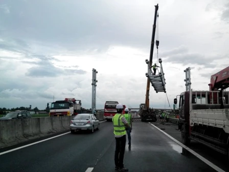 Sau khi lắp xong, 11h30 nhà thầu dùng cẩu treo giá long môn nhưng vẫn cho xe lưu thông bên dưới Sau khi lắp xong 11h30 nhà thầu dùng cẩu treo giá long môn nhưng không có biện pháp đóng đường