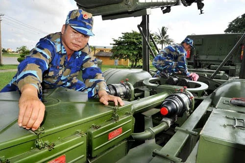 Cơ động ra vị trí huấn luyện. Thực hành trên xe nạp đạn tên lửa. Xe bệ phóng tên lửa vào vị trí thực hành nạp đạn. Chuẩn bị nạp đạn. Phân đội trưởng giao nhiệm vụ cho kíp chiến đấu. Trắc thủ tên lửa cơ động vào vị trí. Kíp chiến đấu thực hiện kiểm tra tên lửa sau khi nạp đạn. Sẵn sàng cơ động thực hiện nhiệm vụ. Kiểm tra, bảo dưỡng khí tài sau giờ huấn luyện. Cơ động ra vị trí huấn luyện. Thực hành trên xe nạp đạn tên lửa. Xe bệ phóng tên lửa vào vị trí thực hành nạp đạn. Chuẩn bị nạp đạn. Phân đội trưởng giao nhiệm vụ cho kíp chiến đấu. Trắc thủ tên lửa cơ động vào vị trí. Kíp chiến đấu thực hiện kiểm tra tên lửa sau khi nạp đạn. Sẵn sàng cơ động thực hiện nhiệm vụ. Kiểm tra, bảo dưỡng khí tài sau giờ huấn luyện.