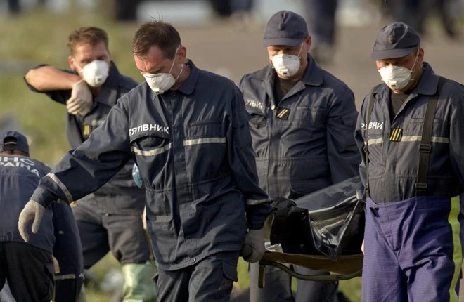 Quân ly khai đưa thi thể nạn nhân MH17 rời hiện trường ở Đông Ukraine ảnh 1