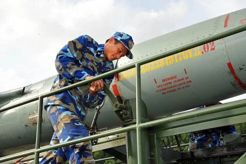 Cơ động ra vị trí huấn luyện. Thực hành trên xe nạp đạn tên lửa. Xe bệ phóng tên lửa vào vị trí thực hành nạp đạn. Chuẩn bị nạp đạn. Phân đội trưởng giao nhiệm vụ cho kíp chiến đấu. Trắc thủ tên lửa cơ động vào vị trí. Kíp chiến đấu thực hiện kiểm tra tên lửa sau khi nạp đạn. Sẵn sàng cơ động thực hiện nhiệm vụ. Kiểm tra, bảo dưỡng khí tài sau giờ huấn luyện. Cơ động ra vị trí huấn luyện. Thực hành trên xe nạp đạn tên lửa. Xe bệ phóng tên lửa vào vị trí thực hành nạp đạn. Chuẩn bị nạp đạn. Phân đội trưởng giao nhiệm vụ cho kíp chiến đấu. Trắc thủ tên lửa cơ động vào vị trí. Kíp chiến đấu thực hiện kiểm tra tên lửa sau khi nạp đạn. Sẵn sàng cơ động thực hiện nhiệm vụ. Kiểm tra, bảo dưỡng khí tài sau giờ huấn luyện.