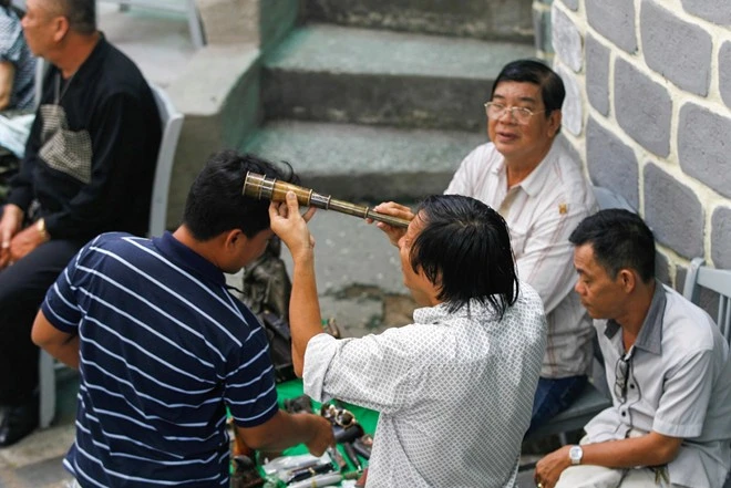 Với người khác có thể chỉ là những vật ở đây chẳng đáng giá nhưng với những người yêu đồ cổ thì chúng như báu vật, chỉ đem ra trưng bày cho thiên hạ “xem chơi” hoặc có giá lên đến cả “ngàn đô”. Với người khác có thể chỉ là những vật chẳng đáng giá nhưng với những người yêu đồ cổ thì nó như “báu vật, chỉ đem ra trưng bày cho thiên hạ “xem chơi” hoặc có giá lên đến cả “ngàn đô”