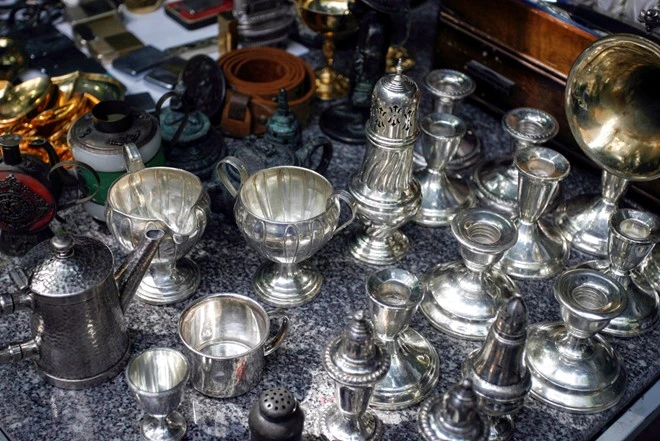 Khách hàng có thể tìm thấy đủ loại mặt hàng, vật dụng đã tồn tại một thời trong lịch sử. Trong ảnh là những chiếc ấm chén, ly uống nước mạ bạc được sản xuất từ vài chục năm trước Đến với chợ khách hàng có thể tìm thấy đủ loại mặt hàng, vật dụng đã tồn tại một thời trong lịch sử