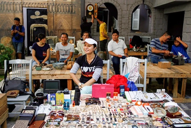 Nhưng ở một gian hàng khác, nhiều người bắt gặp những thiết bị điện tử hiện đại lỗi mốt đươcbán với giá vài trăm ngàn đồng. nhưng ở 1 quầy hàng khác ta bắt gặp những thiết bị điện tử hiện đại bi lỗi mode đước bán với gía vài trăm ngàn.
