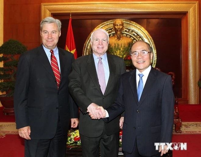 Ông John McCain ủng hộ bỏ cấm bán vũ khí sát thương cho Việt Nam ảnh 1