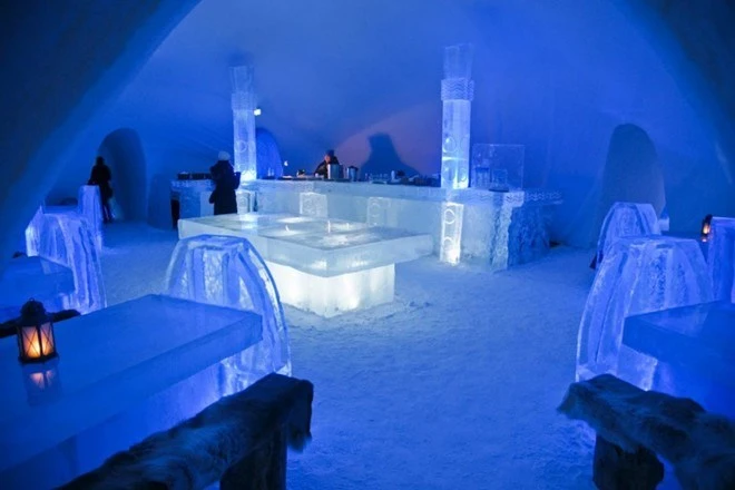 12. The Ice Bar, thành phố Quebec, Canada. The Ice Bar tại thành phố Quebec, Canada là một quán rượu được làm hoàn toàn từ băng. Quán bar đặc biệt này là một phần của khách sạn Băng, được làm từ khối băng khổng lồ, trong đó, các vật dụng được sử dụng ở đây phần lớn cũng được làm hoàn toàn bằng băng. 12. The Ice Bar, thành phố Quebec, Canada. The Ice Bar tại thành phố Quebec, Canada là một quán rượu được làm hoàn toàn từ băng. Quán bar đặc biệt này là một phần của khách sạn Băng, được làm từ khối băng khổng lồ, trong đó, các vật dụng được sử dụng ở đây phần lớn cũng được làm hoàn toàn bằng băng.