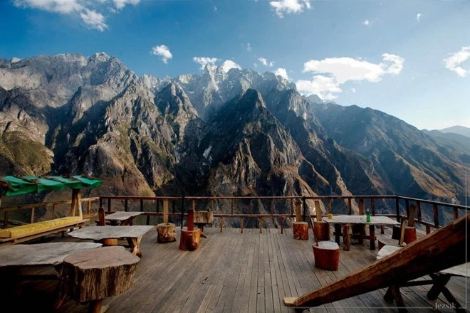 13. Tiger Leaping Gorge Bar, Trung Quốc. Quán bar tọa lạc trên một vách đá gập ghềnh và không phải du khách nào cũng đủ “can đảm” để có thể leo lên đến đây. Tuy nhiên, Tiger Leaping Gorge Bar được đánh giá là một trong những quán bar có tầm nhìn đẹp nhất thế giới. 13. Tiger Leaping Gorge Bar, Trung Quốc. Quán bar tọa lạc trên một vách đá gập ghềnh và không phải du khách nào cũng đủ “can đảm” để có thể leo lên đến đây. Tuy nhiên, Tiger Leaping Gorge Bar được đánh giá là một trong những quán bar có tầm nhìn đẹp nhất thế giới.