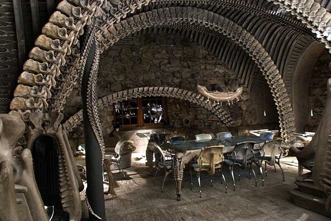 15. H.R. Giger Alien Bar, Gruyere, Thụy Sĩ. Quán bar H.R. Giger Museum lấy ý tưởng từ bộ xương hóa thạch của khủng long. Các chi tiết của mái vòm, ghế tựa được thiết kế tinh xảo mô phỏng vòm xương khủng long với kết cấu đẹp mắt. Ý tưởng thú vị này còn đi kèm với những họa tiết tinh tế dưới sàn với màu tông màu ấm. 15. H.R. Giger Alien Bar, Gruyere, Thụy Sĩ. Quán bar H.R. Giger Museum lấy ý tưởng từ bộ xương hóa thạch của khủng long. Các chi tiết của mái vòm, ghế tựa được thiết kế tinh xảo mô phỏng vòm xương khủng long với kết cấu đẹp mắt. Ý tưởng thú vị này còn đi kèm với những họa tiết tinh tế dưới sàn với màu tông màu ấm.