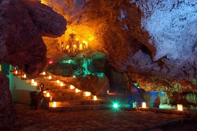 16. Alux Caverna Lounge, Mexico. Alux Caverna Lounge là một quán bar trong hang động lớn nhất thế giới. Bước vào quán bar ấn tượng này bạn sẽ vô cùng thích thú với sự lung linh của hàng trăm ngọn nến được dùng để thắp sáng. 16. Alux Caverna Lounge, Mexico. Alux Caverna Lounge là một quán bar trong hang động lớn nhất thế giới. Bước vào quán bar ấn tượng này bạn sẽ vô cùng thích thú với sự lung linh của hàng trăm ngọn nến được dùng để thắp sáng.