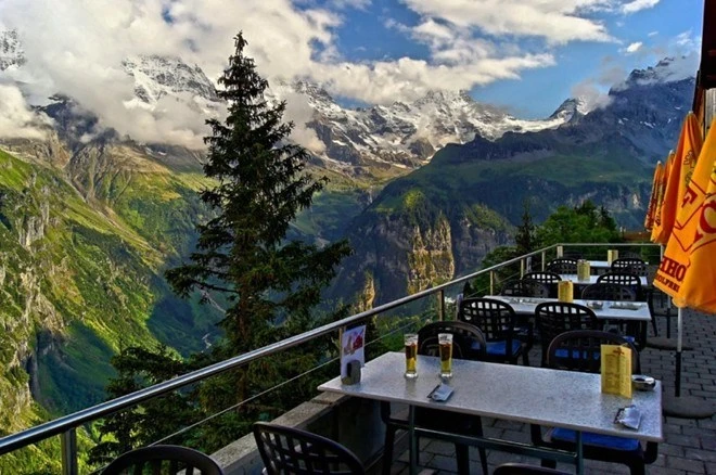 17. Quán bar thuộc khách sạn Edelweiss, Mürren, Thụy Sĩ. Quán bar nằm ở trong khách sạn Edelweiss, được bao quanh bởi một bức tranh toàn cảnh tuyệt đẹp của 21 đỉnh núi hùng vĩ thuộc dãy núi Alps. 17. Quán bar thuộc khách sạn Edelweiss, Mürren, Thụy Sĩ. Quán bar nằm ở trong khách sạn Edelweiss, được bao quanh bởi một bức tranh toàn cảnh tuyệt đẹp của 21 đỉnh núi hùng vĩ thuộc dãy núi Alps.
