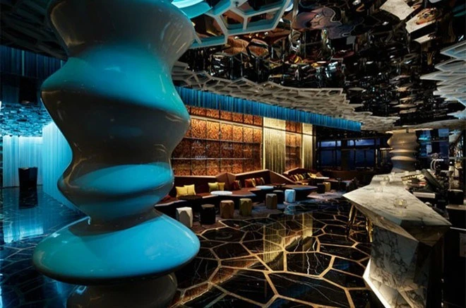 18. Ozone Bar, Hồng Kông. Quán bar Ozone ở khách sạn Ritz-Cartlon thực sự là một thiên đường. Tòa nhà tọa lạc tại trung tâm của các ngân hàng lớn nhất Hồng Kông. Khu vực sảnh và không gian ngoài trời của Ozone nằm trên tầng thứ 118 của trung tâm thương mại. Tới Ozone, bạn sẽ có cơ hội ngắm nhìn khung cảnh hùng vĩ của thành phố ngập đèn phía dưới từ độ cao ngút tầm mắt. 18. Ozone Bar, Hồng Kông. Quán bar Ozone ở khách sạn Ritz-Cartlon thực sự là một thiên đường. Tòa nhà tọa lạc tại trung tâm của các ngân hàng lớn nhất Hồng Kông. Khu vực sảnh và không gian ngoài trời của Ozone nằm trên tầng thứ 118 của trung tâm thương mại. Tới Ozone, bạn sẽ có cơ hội ngắm nhìn khung cảnh hùng vĩ của thành phố ngập đèn phía dưới từ độ cao ngút tầm mắt.
