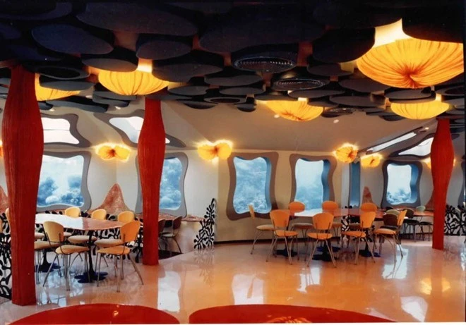 20. The Red Sea Bar, Israel. Red Sea Star Bar là quán bar dưới biển đầu tiên. Quán bar này nằm ở khu vực biển Đỏ. Quán thiết kế các cửa sổ ở mỗi bàn để các hành khách có thể vừa thưởng thức rượu vừa ngắm nhìn thế giới dưới biển. Buổi tối, vườn san hô xung quanh quán có gắn hệ thống đèn sẽ phát sáng làm cho khung cảnh thêm lung linh rực rỡ và yên tâm, những hệ thống đèn này không ảnh hưởng đến môi trường. Quán có sức chứa 105 người và mở cửa hàng ngày từ 10 giờ sáng đến 1 giờ sáng. 20. The Red Sea Bar, Israel. Red Sea Star Bar là quán bar dưới biển đầu tiên. Quán bar này nằm ở khu vực biển Đỏ. Quán thiết kế các cửa sổ ở mỗi bàn để các hành khách có thể vừa thưởng thức rượu vừa ngắm nhìn thế giới dưới biển. Buổi tối, vườn san hô xung quanh quán có gắn hệ thống đèn sẽ phát sáng làm cho khung cảnh thêm lung linh rực rỡ và yên tâm, những hệ thống đèn này không ảnh hưởng đến môi trường. Quán có sức chứa 105 người và mở cửa hàng ngày từ 10 giờ sáng đến 1 giờ sáng.