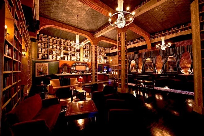 24. Hemingway’s Lounge, Hollywood, Mỹ. Hemingway’s Lounge là một quán bar giản dị, nhưng điều khiến nó có sức hút là khắp nơi trong quán, đều được trang trí bằng những cuốn sách nghệ thuật. 24. Hemingway’s Lounge, Hollywood, Mỹ. Hemingway’s Lounge là một quán bar giản dị, nhưng điều khiến nó có sức hút là khắp nơi trong quán, đều được trang trí bằng những cuốn sách nghệ thuật.