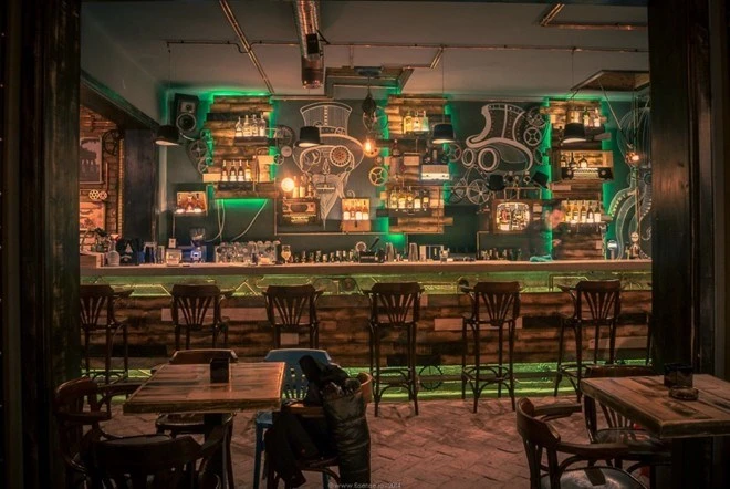 3. Joben Bistro, Cluj-Napoca, Romania. Joben Bistro là một quán rượu đặc biệt, với sự kết hợp của đồng thau, đồng và đèn huỳnh quang tạo ra một nơi “ẩn náu” thanh lịch để trò chuyện với bạn bè. 3. Joben Bistro, Cluj-Napoca, Romania. Joben Bistro là một quán rượu đặc biệt, với sự kết hợp của đồng thau, đồng và đèn huỳnh quang tạo ra một nơi “ẩn náu” thanh lịch để trò chuyện với bạn bè.