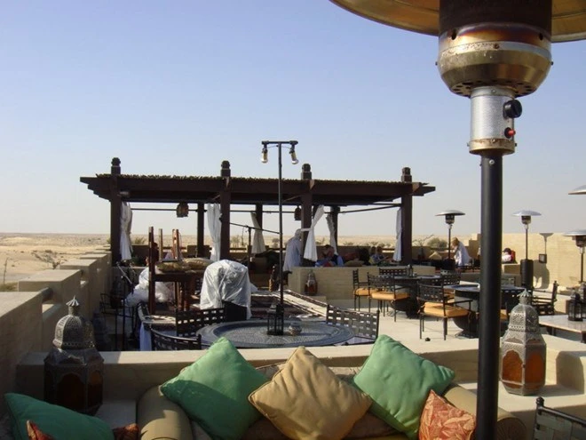 6. Bab-al-shams, Dubai. Quán bar nhìn ra phía sa mạc Ả Rập, và là một địa điểm tuyệt vời để ngắm cảnh hoàng hôn. 6. Bab-al-shams, Dubai. Quán bar nhìn ra phía sa mạc Ả Rập, và là một địa điểm tuyệt vời để ngắm cảnh hoàng hôn.